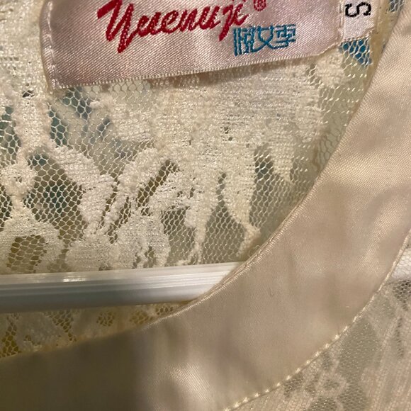 Ladies Top, Off White, Lace and Ruffled hem Size Small - Picture 5 of 7